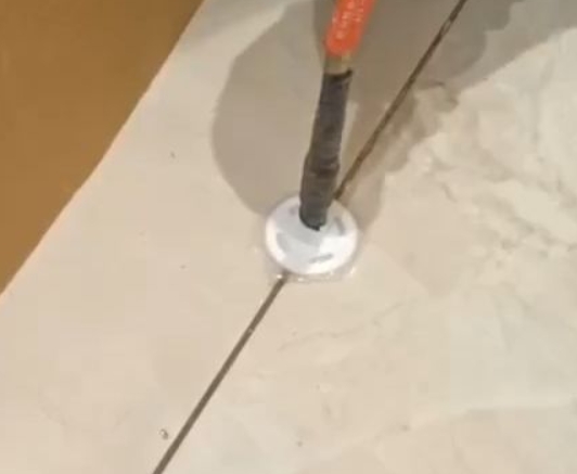 大名瓷砖空鼓维修公司专业解答瓷砖在铺贴过程中，如果没有涂抹均匀到位的粘结材料（如水泥砂浆或瓷砖胶），可能会导致以下问题