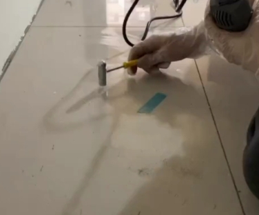 大名瓷砖开裂维修公司专业分享瓷砖在铺贴前如果没有沥干水分，将会导致以下问题