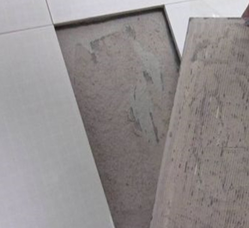 大名瓷砖空鼓维修公司分享瓷砖铺贴时如果打浆（即涂抹在瓷砖背面和基层上的砂浆或瓷砖胶）过少，会带来以下问题